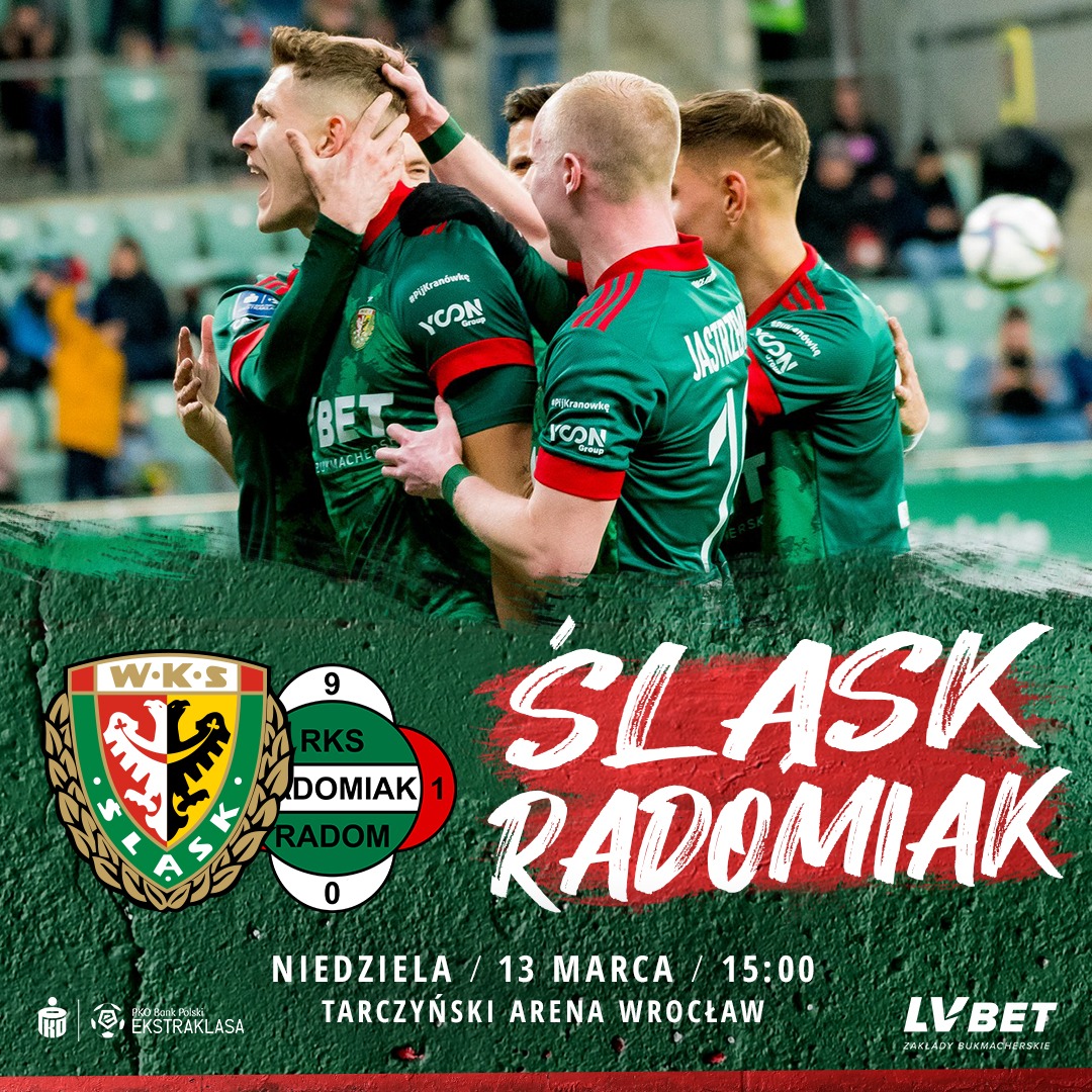 Grafika informacyjna dotycząca meczu WKS Śląsk vs Radomiak Radom. Na pierwszym planie piłkarze śląska cieszący się po bramce.