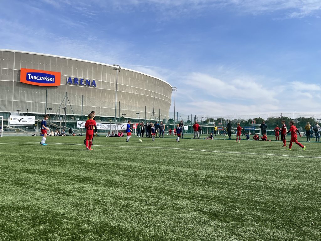 Młodzi piłkarze podczas rozgrywania meczu na boiskach bocznych Tarczyński Areny 