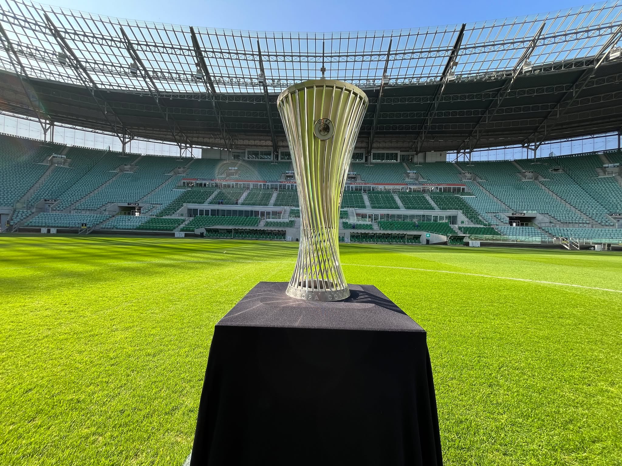 Trofeum Ligi Konferencji UEFA do zobaczenia na Tarczyński Arenie Wrocław w niedzielę i poniedziałek – całkowicie bezpłatnie